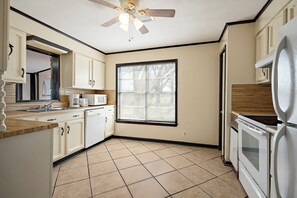 Deluxe House, 3 Bedrooms | Private kitchen