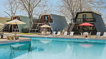 季節限定屋外プール、営業時間 8:00 ~ 22:00、サンラウンジャー