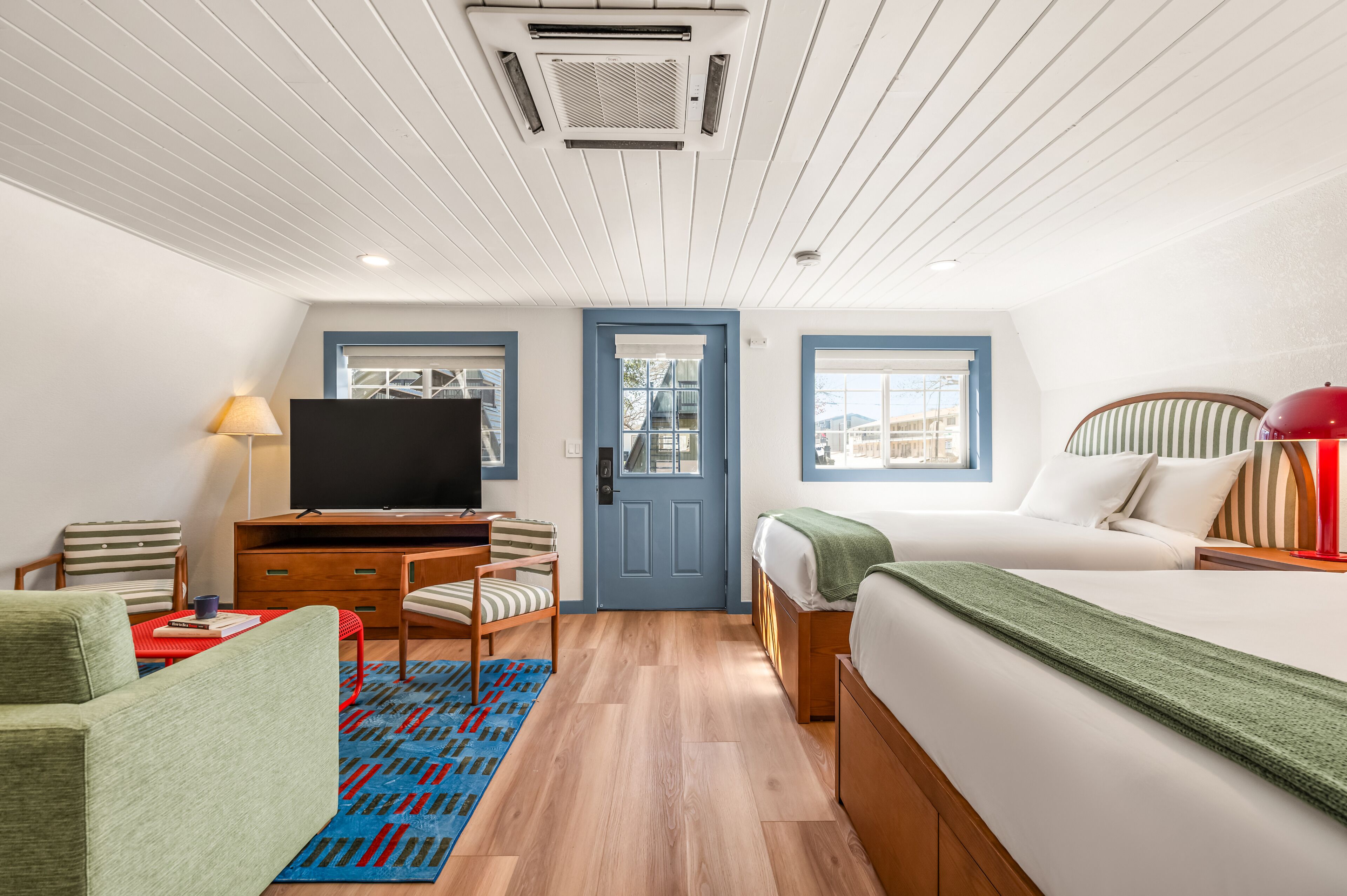 Kamar Double Deluks, 2 Tempat Tidur Queen | Setrika/meja setrika, Wi-Fi gratis, dan seprai linen