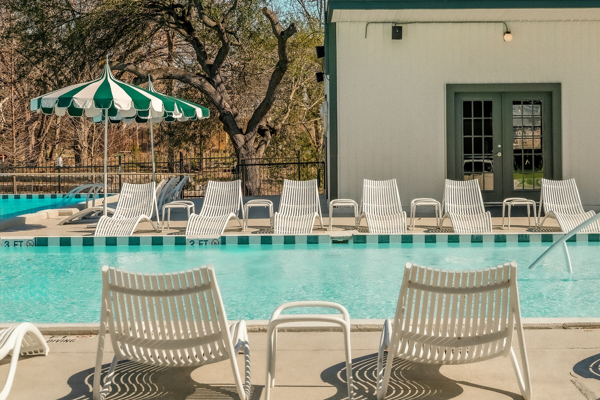 حمّام سباحة خارجي موسمي، مقاعد للتشمس