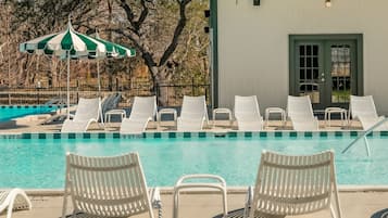 حمّام سباحة خارجي موسمي، مقاعد للتشمس