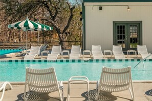 Piscine extérieure (ouverte en saison), chaises longues