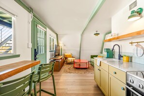 Suite – deluxe, bassengutsikt | Eget kjøkken | Kaffetrakter/tekoker