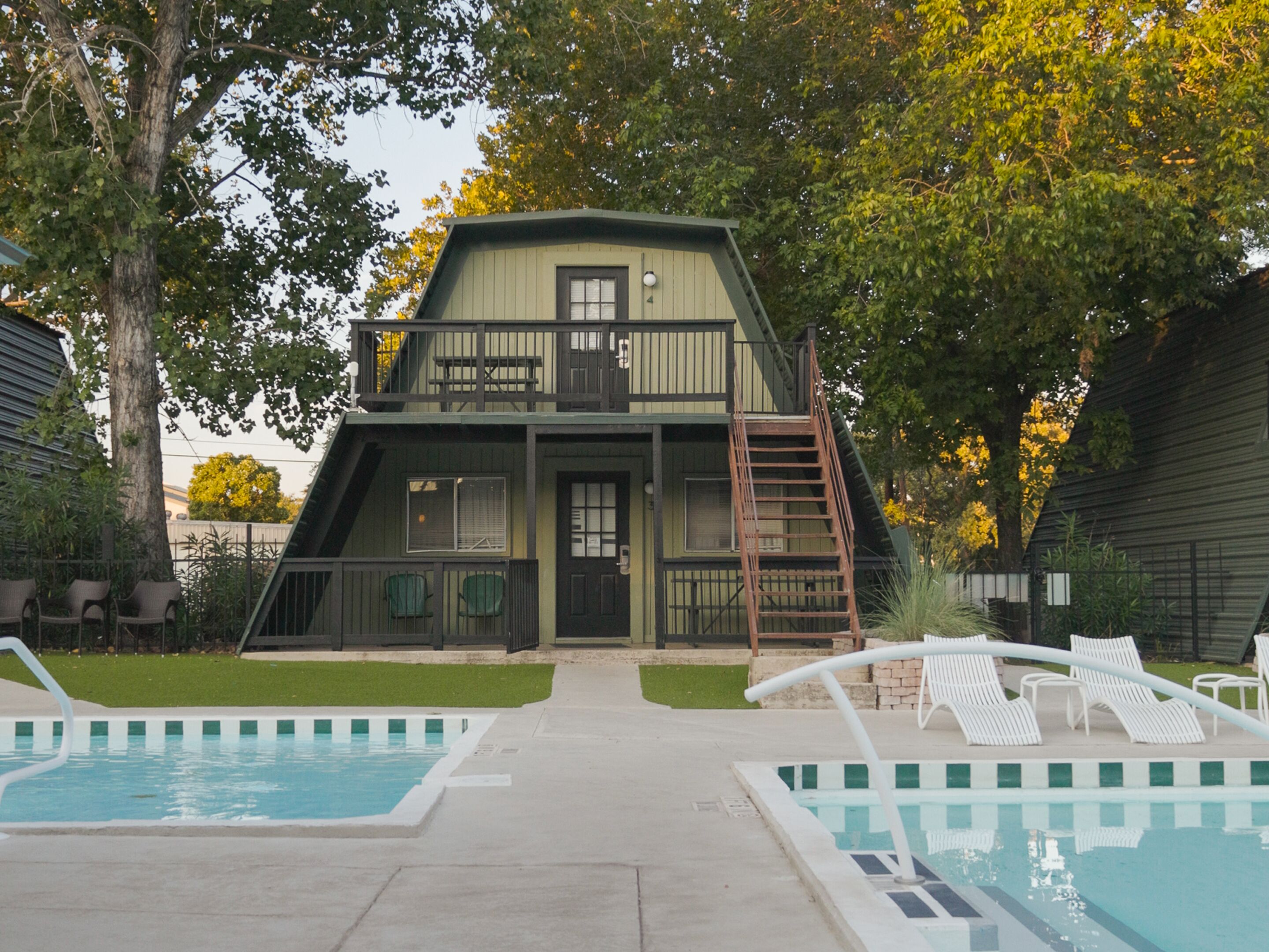 Hồ bơi ngoài trời phục vụ theo mùa, ghế dài tắm nắng 