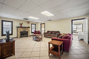 豪華獨棟房屋, 3 間臥室 | 起居區 | 27-吋電視，提供有線頻道