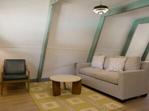 豪華套房, 2 間臥室, 泳池景觀 | 起居區 | 27-吋電視，提供有線頻道