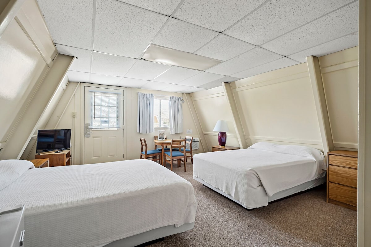 Standaard tweepersoonskamer, 2 tweepersoonsbedden | 1 slaapkamer, een bureau, gratis wifi, beddengoed