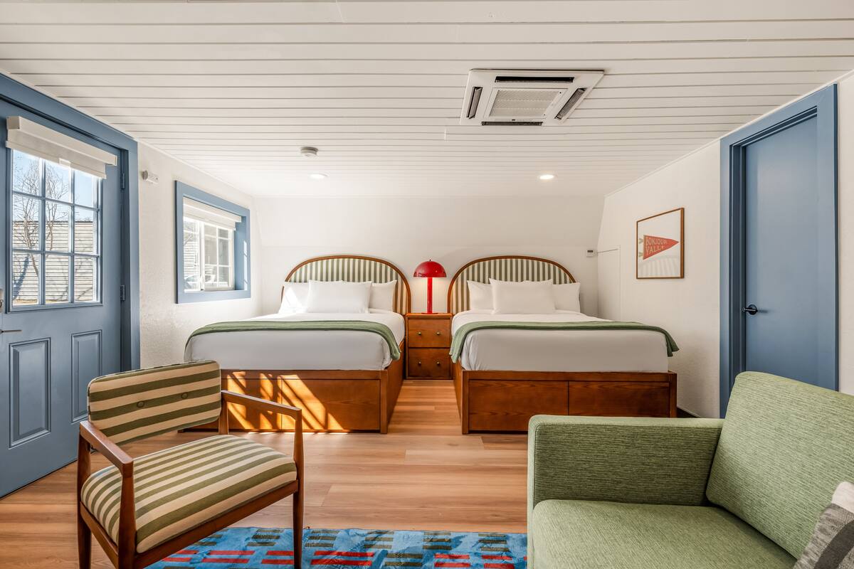 スタンダード スイート クイーンベッド 2 台 | デスク、WiFi (無料)、ベッドシーツ