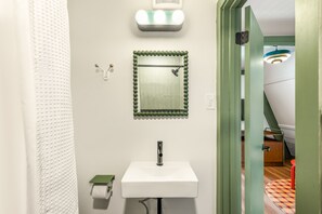 Duschwanne, Haartrockner, Handtücher, Seife