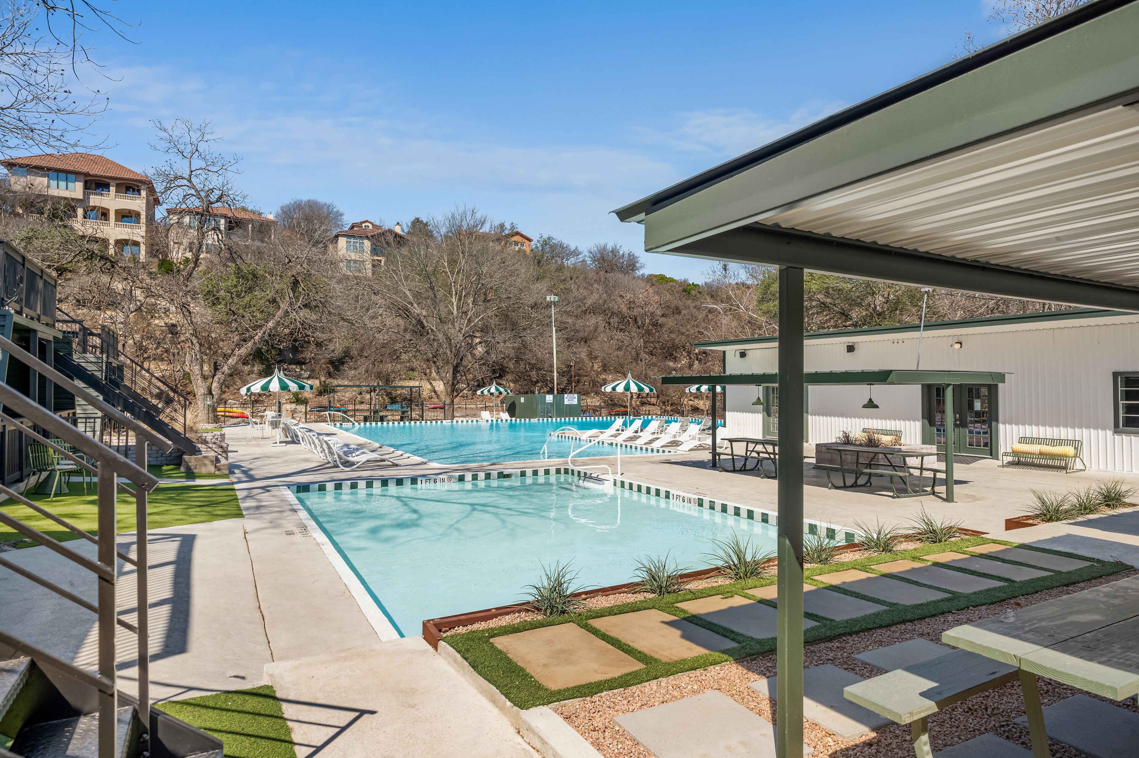 Sesongbasert utendørsbasseng og solsenger