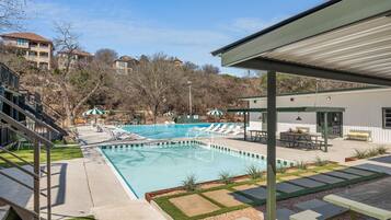 Sesongbasert utendørsbasseng og solsenger