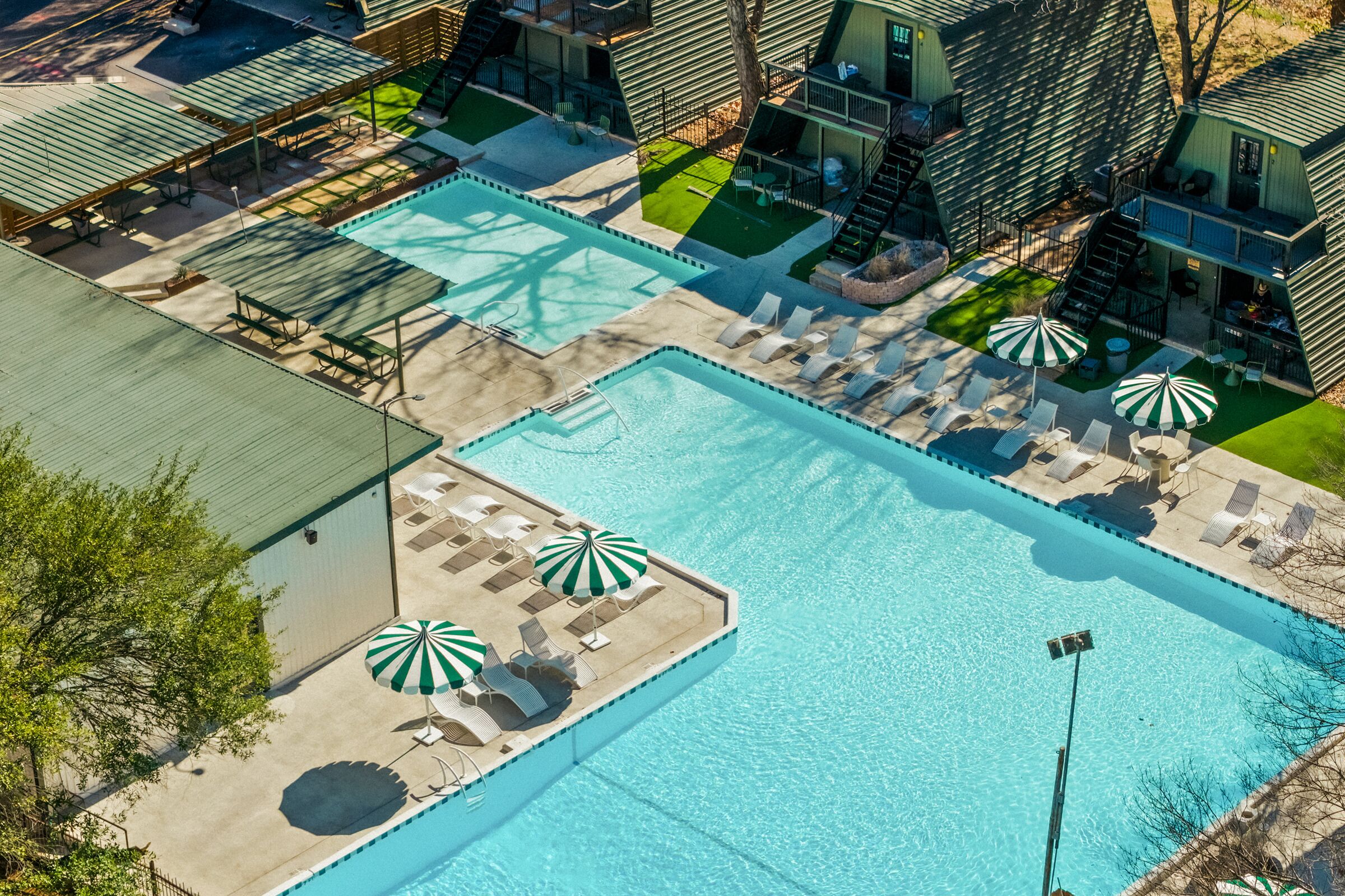 حمّام سباحة خارجي موسمي، مقاعد للتشمس