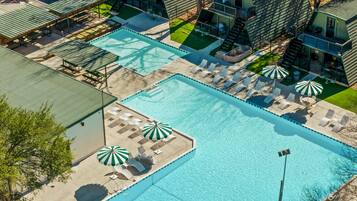 حمّام سباحة خارجي موسمي، مقاعد للتشمس