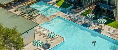 Piscina externa sazonal, funciona das 8h às 22h, espreguiçadeiras