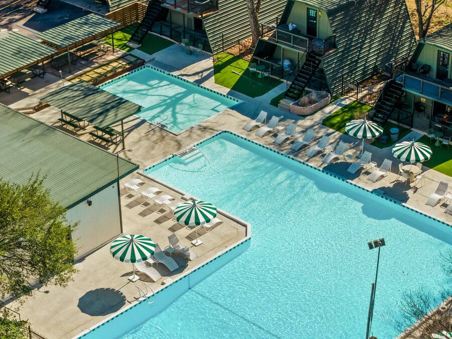 Sesongbasert utendørsbasseng og solsenger