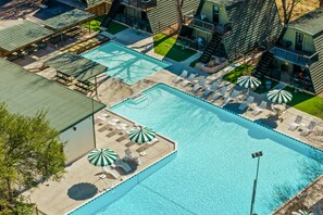 Piscine extérieure (ouverte en saison), chaises longues
