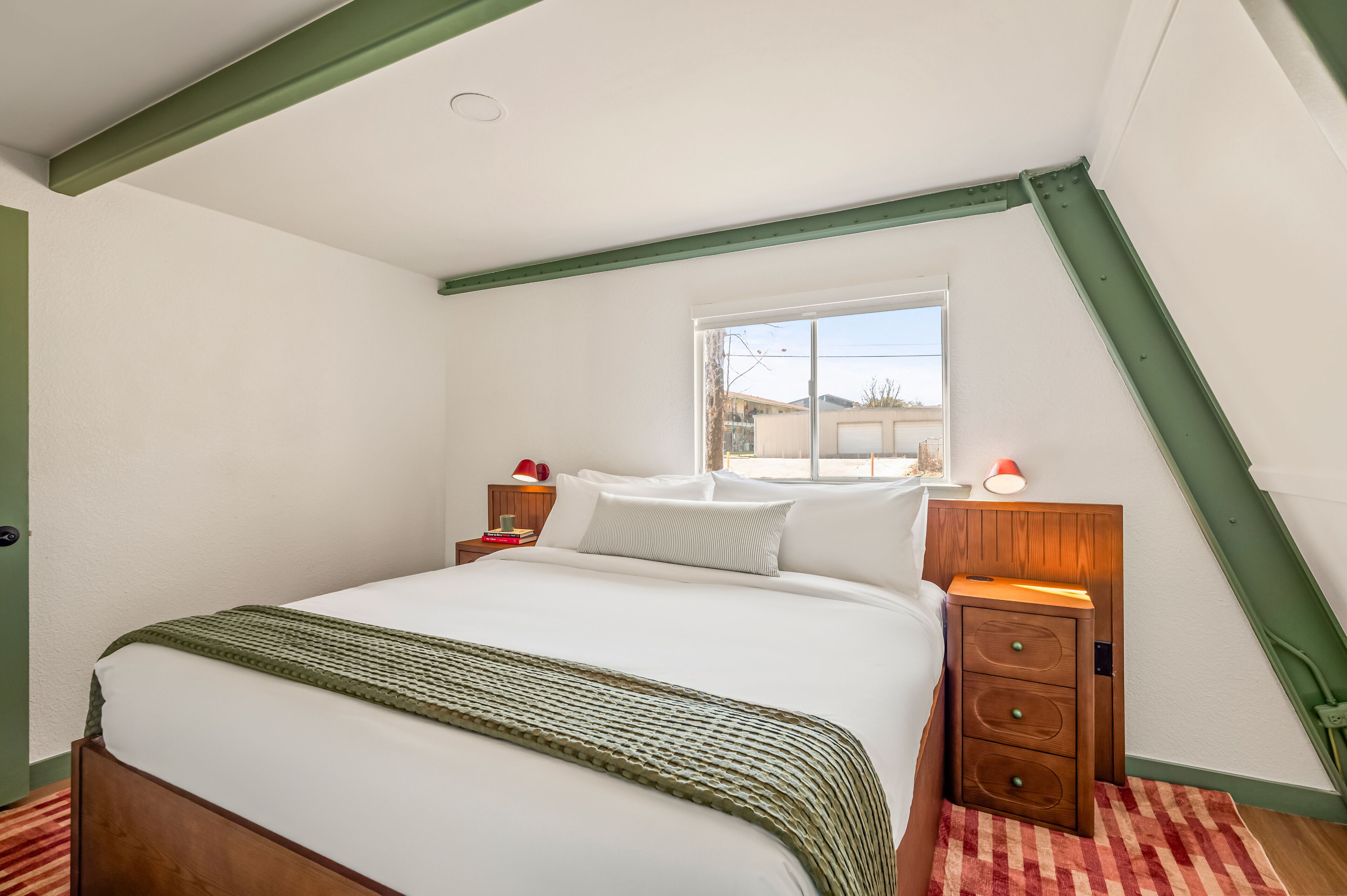 デスク、WiFi (無料)、ベッドシーツ