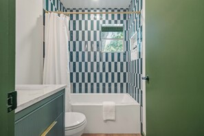 Casa | Bany | Combinació de dutxa i banyera, assecador de cabells, tovalloles i sabó 