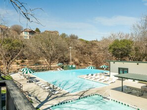 Suite Standard, 2 grands lits, vue sur la piscine | Vue du balcon