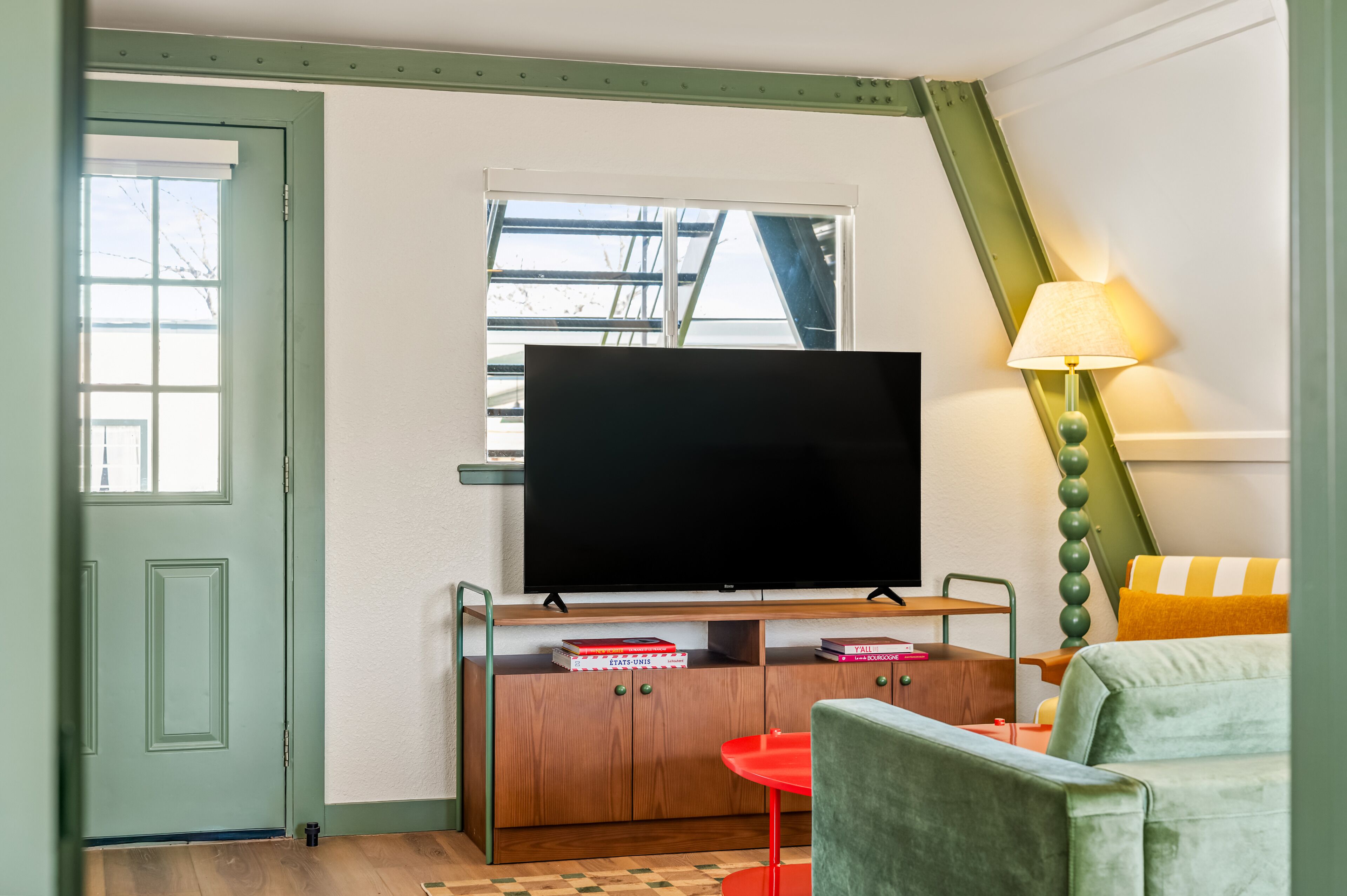 27–tuumainen televisio, jossa kaapelikanavat