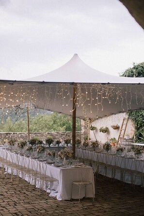 Outdoor banquet area - Full rental farmhouse for events and celebrations (ripoll)