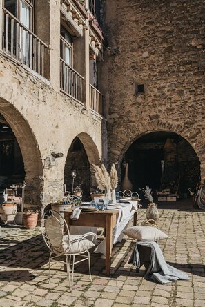 Outdoor dining - Full rental farmhouse for events and celebrations (ripoll)