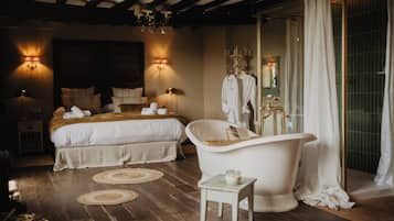 6 habitaciones, escritorio y tabla de planchar con plancha