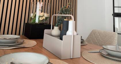 Moderne gemütliche Ferienwohnung mit 2 Schlafzimmern und Balkon. Hund willkommen