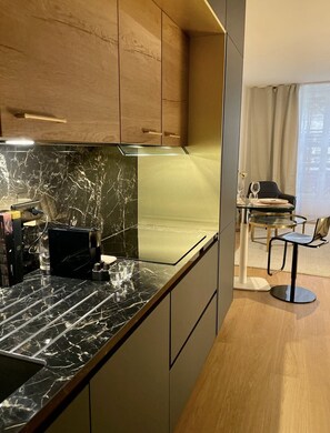 Microwave, oven, stovetop, dishwasher - Saint Germain Prestige - Luxury Parisian Hideaway * wifi/fibre * (Paris)