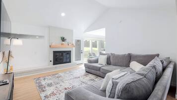 Smart TV, bàn bóng bàn, sách