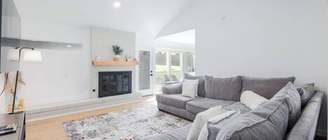 TV connectée, table de tennis de table, livres