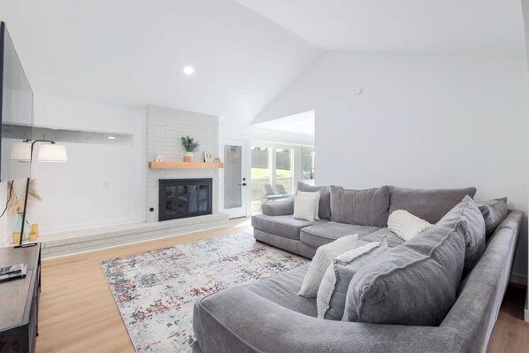 Smart-TV, Tischtennisplatte, Bücher