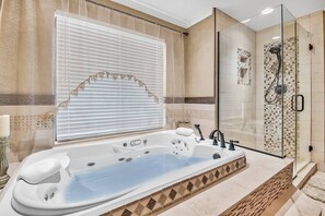 Jetted bath, hair dryer, towels, soap - Spacious 5-bedroom house in charming Battle Ground with WiFi, AC (Battle Ground)