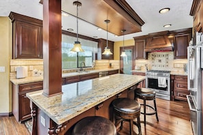 Private kitchen - Spacious 5-bedroom house in charming Battle Ground with WiFi, AC (Battle Ground)