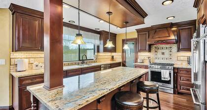 Spacious 5-bedroom house in charming Battle Ground with WiFi, AC