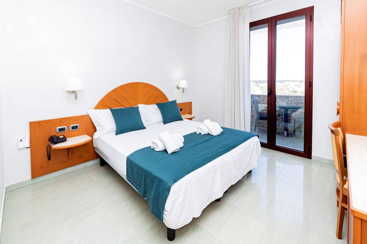 Standaard kamer, balkon, gedeeltelijk uitzicht op zee | Een kluis op de kamer, een bureau, verduisterende gordijnen