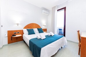 Habitació quàdruple estàndard, balcó, vistes al mar | Caixa forta a l'habitació, escriptori i cortines opaques 