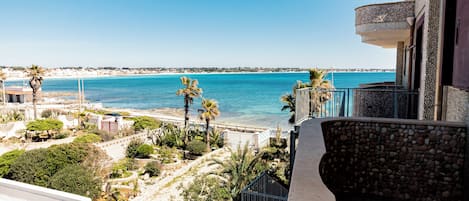 Chambre Standard, balcon, vue partielle sur la mer | Terrasse/Patio