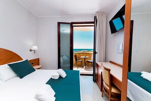 A hotel room with a bed, a desk, a chair, and a TV. - Hotel Alba (Torre Lapillo)