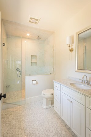 Shower, hair dryer, towels, toilet paper -  Edgartown/Martha's Vineyard. 3-bedroom house in amazing Edgartown & WiFi, AC (Edgartown)
