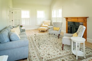 Living area -  Edgartown/Martha's Vineyard. 3-bedroom house in amazing Edgartown & WiFi, AC (Edgartown)