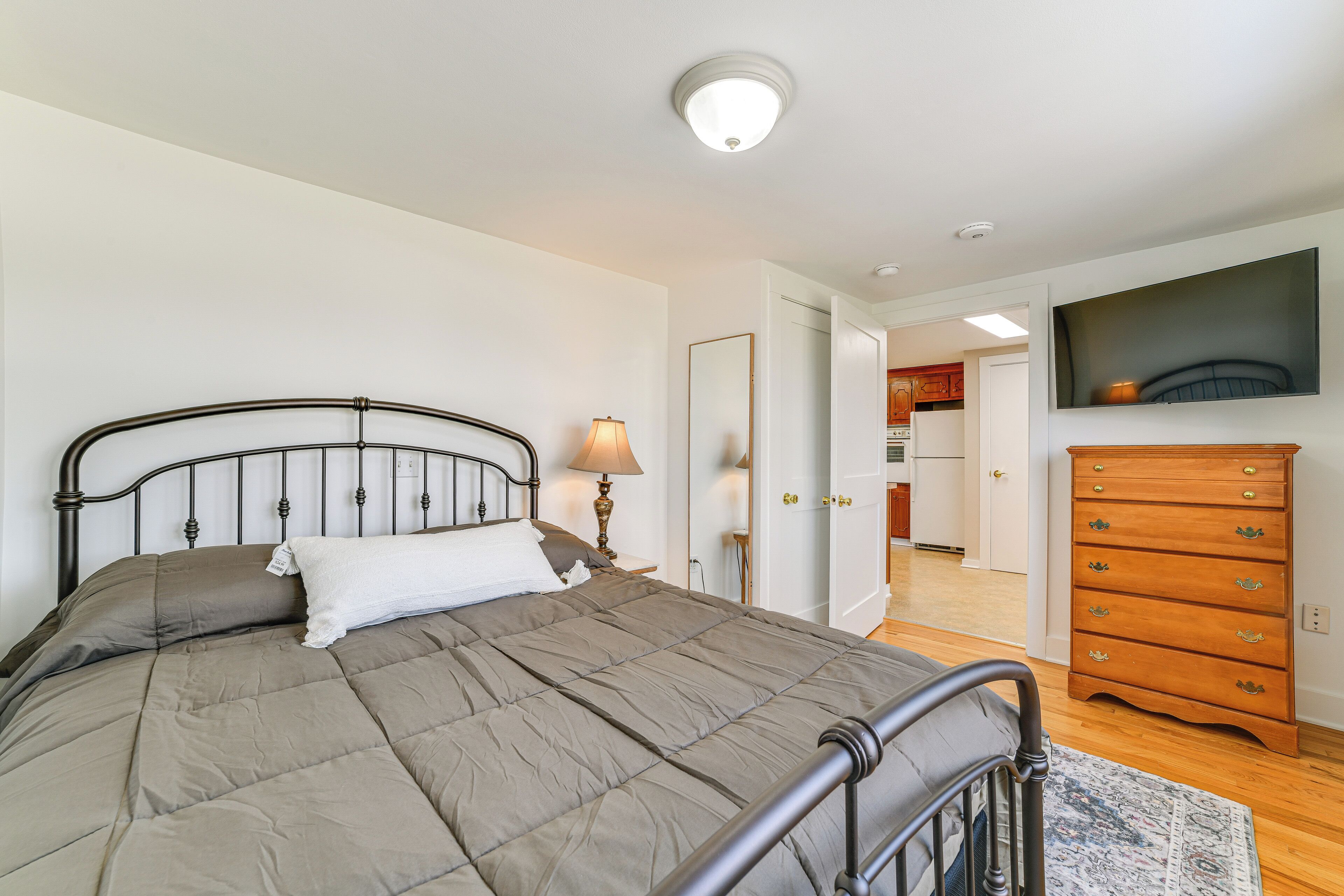 4 bedrooms, desk, iron/ironing board, internet