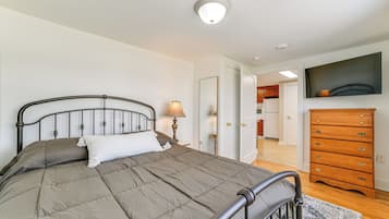 4 bedrooms, desk, iron/ironing board, internet