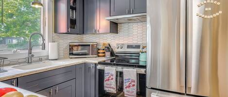 Coffee/tea maker, fridge, microwave, stovetop