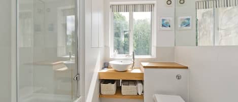 Apartment (3 Bedrooms) | Bathroom | Bathtub