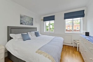 3 bedrooms, laptop workspace, iron/ironing board, bed sheets - 3 Bedroom Apartment, Earls Court (London)