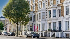 A row of terraced houses with a tree in the foreground. - 1 Bed Bohemian Loft Style Apt (London)