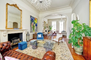 Front of property - Grand 2 Bedroom Flat, Kensington (London)