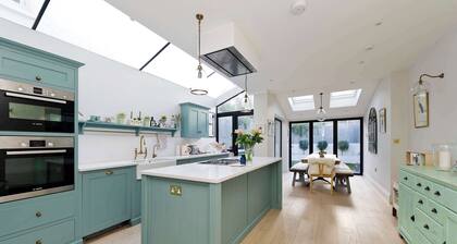 Central London 4BR Queens Park Family Home With Garden