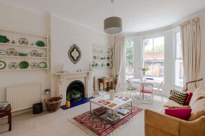 TV - Traditional 2 Bed Apartment, Notting Hill (London)